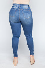 Load image into Gallery viewer, CURVY SKINNY JEANS
